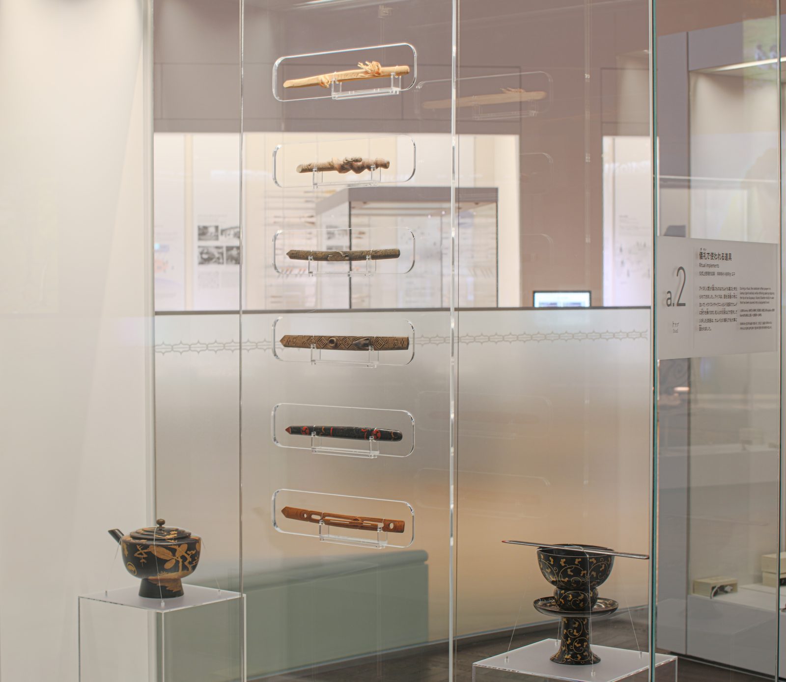 国立アイヌ民族博物館に展示されているイクパスイ、エチウㇱ、トゥキ、タカイサラ