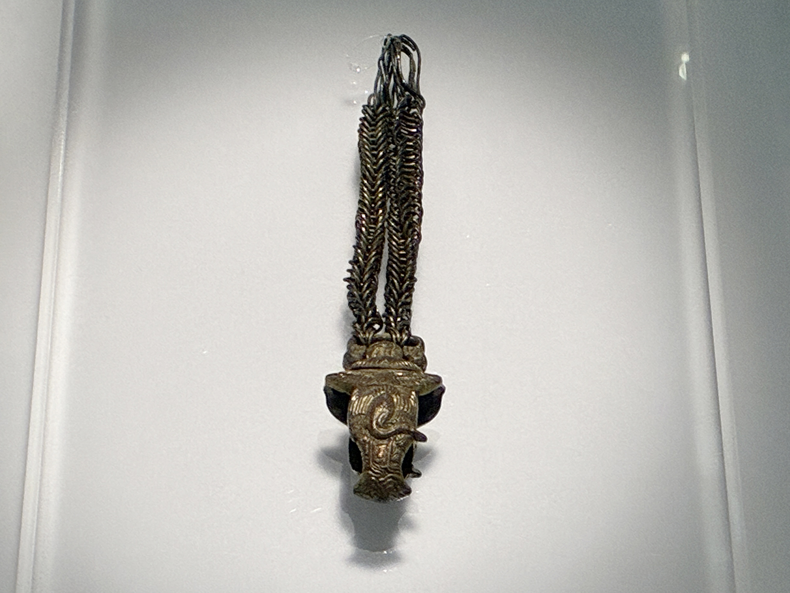 茶褐色の太刀の部品