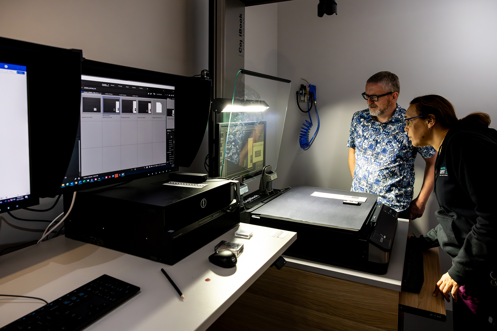 デジタル機器を操作する男性2人