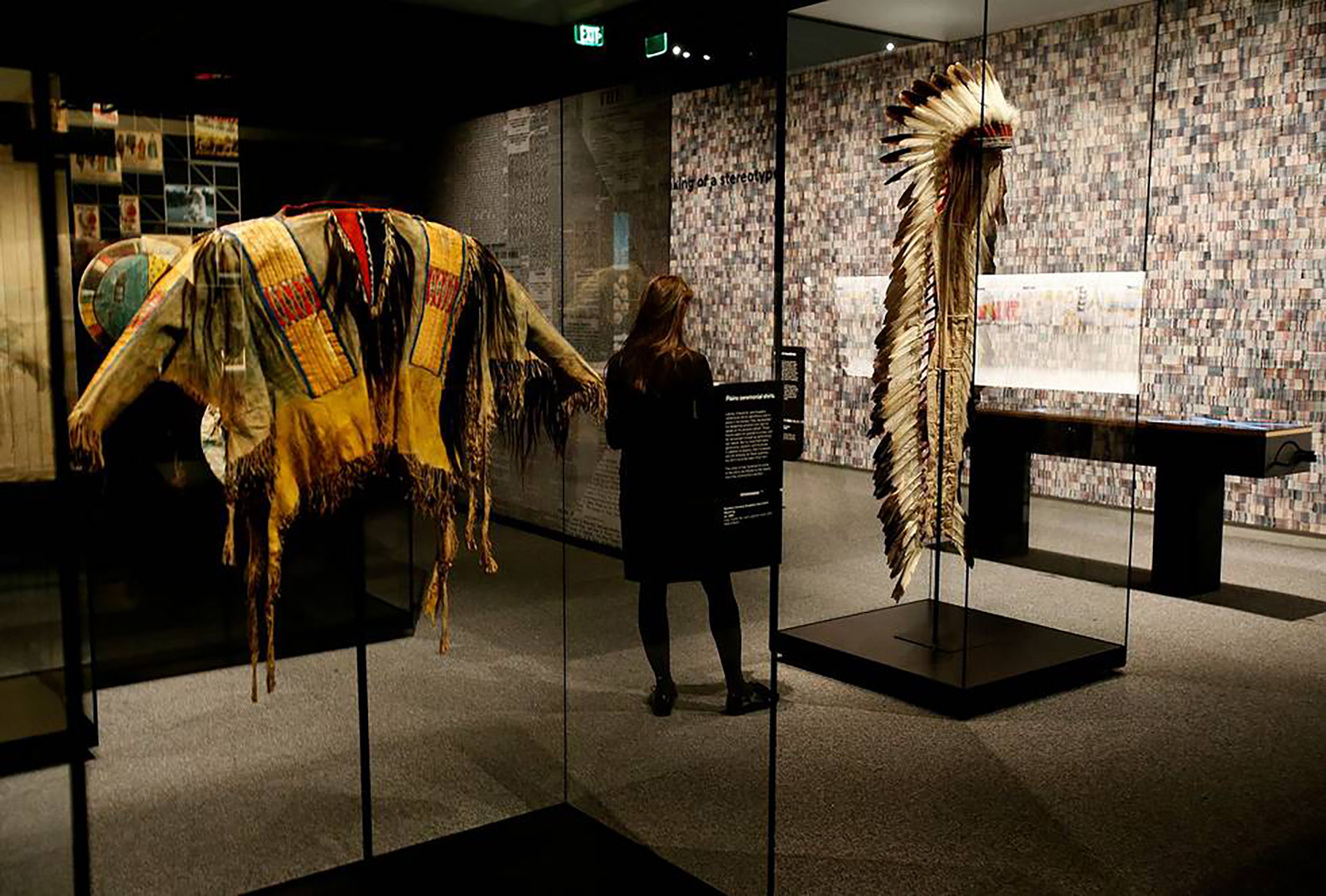 ネイティブ・アメリカンの衣装の展示