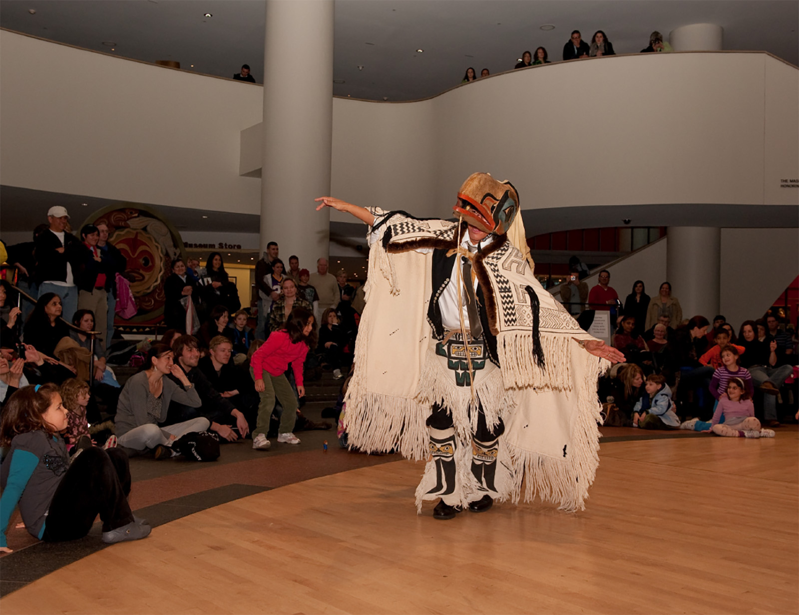 ネイティブ・アメリカンの衣装でステージで踊る人物