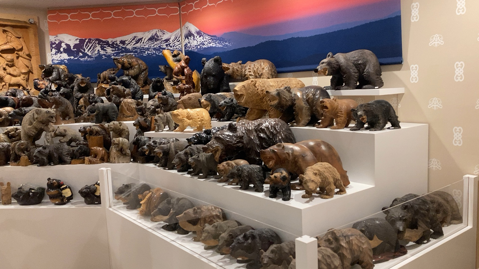 たくさんの種類の熊の木彫りの展示