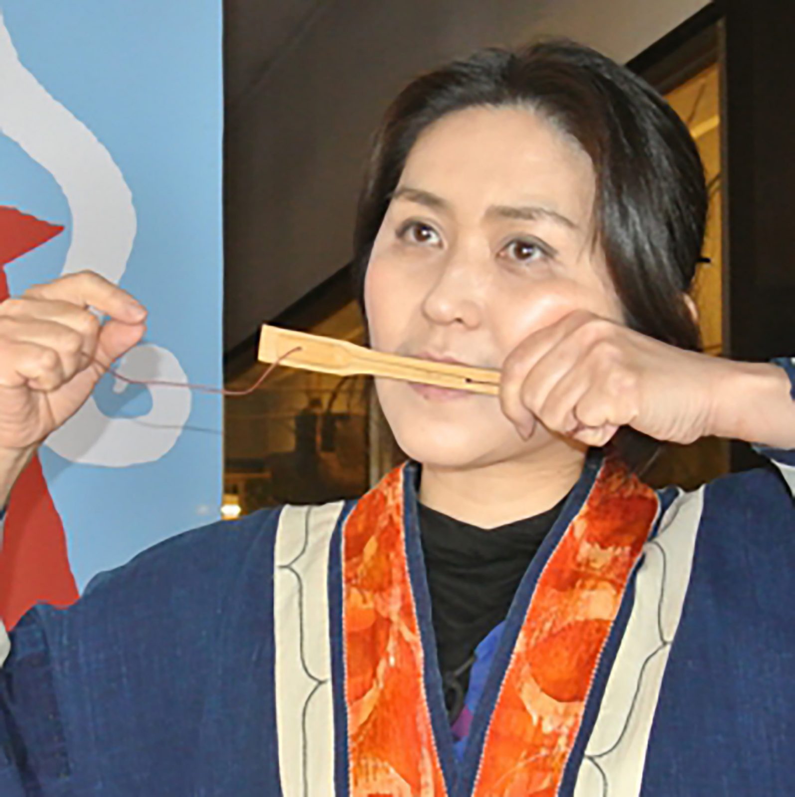 ムックリをひく川村久恵