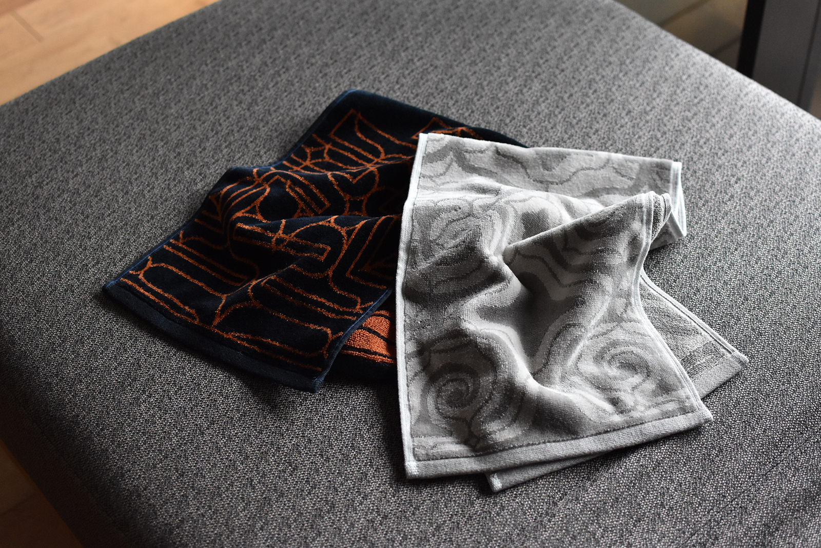 アイヌ文様の入った白いタオルと黒いタオル