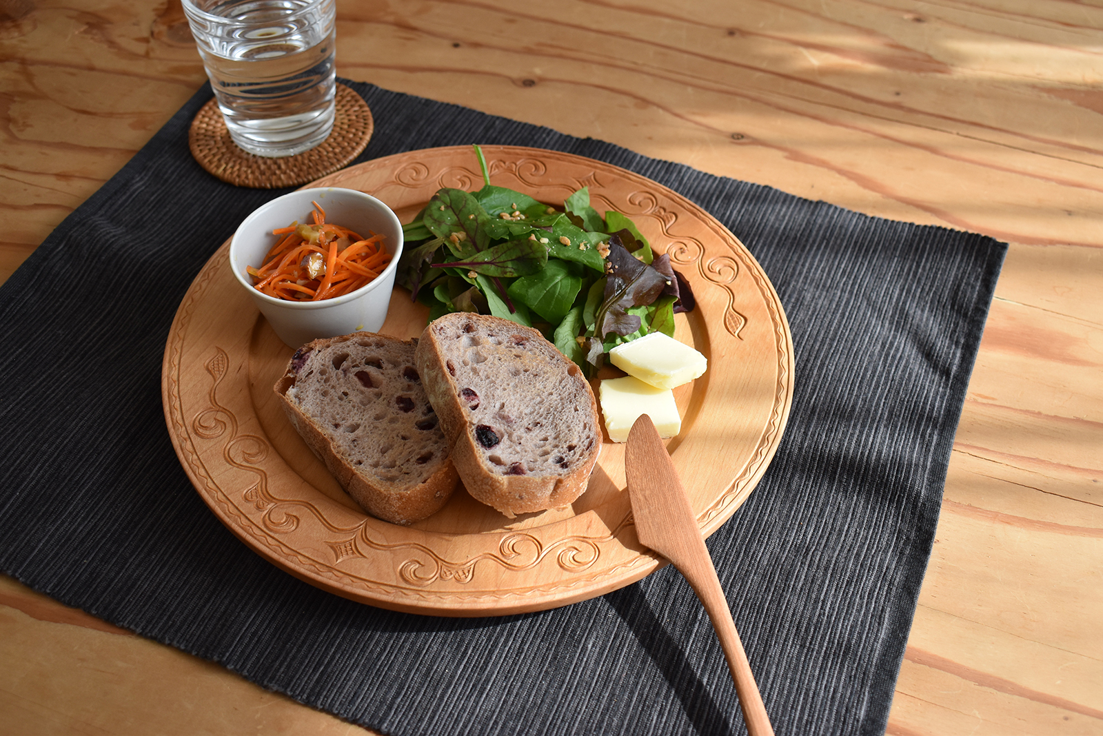 パンとサラダのプレート