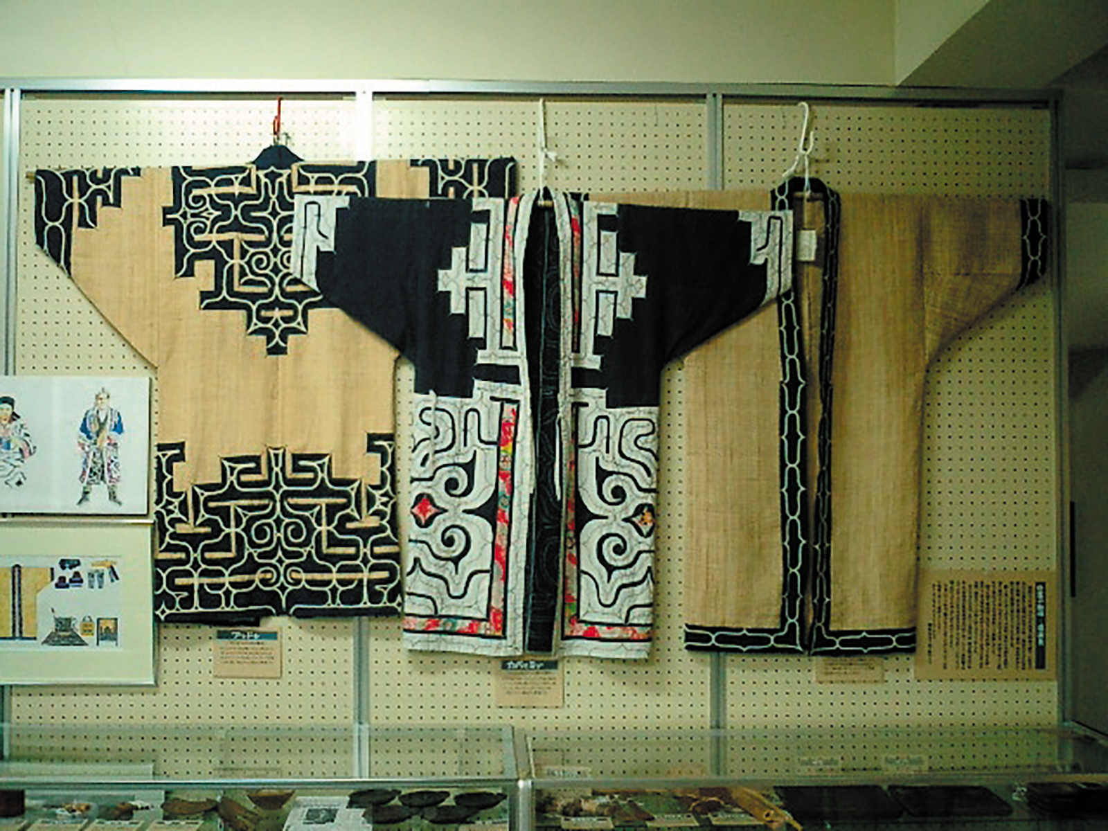 二風谷アイヌ資料館に展示される着物