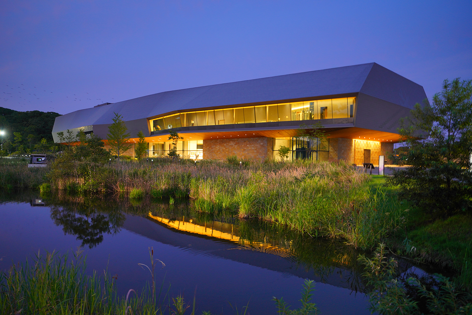 夜の国立アイヌ民族博物館外観