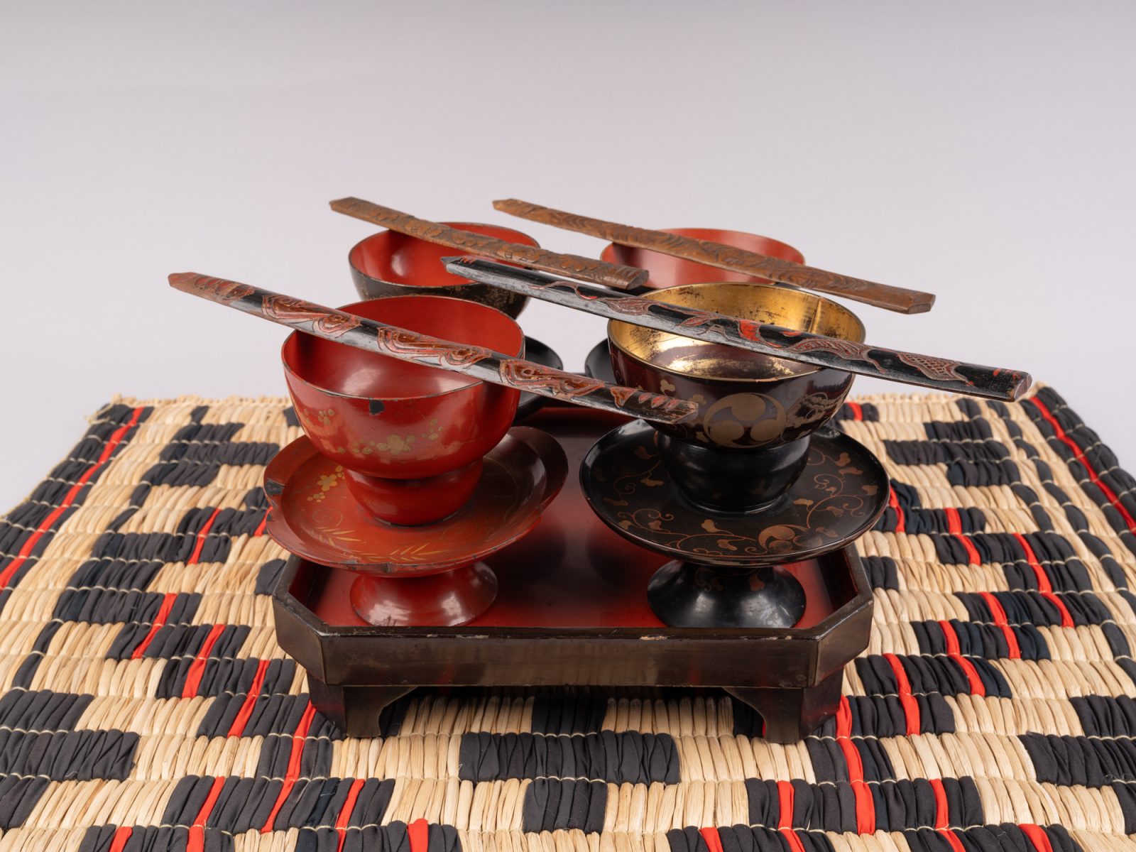 ポンチタㇻペ(模様入りござ)の上に設置されたイクパスイ(酒を捧げる棒)等