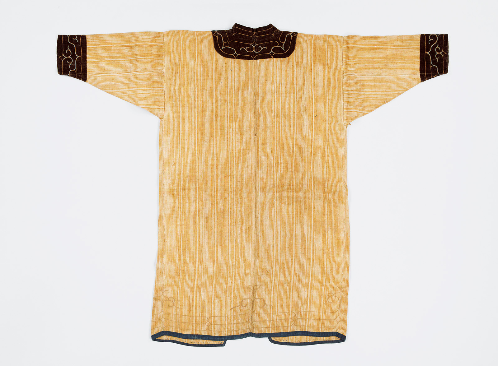 文様の入った樹皮製の着物（背面）