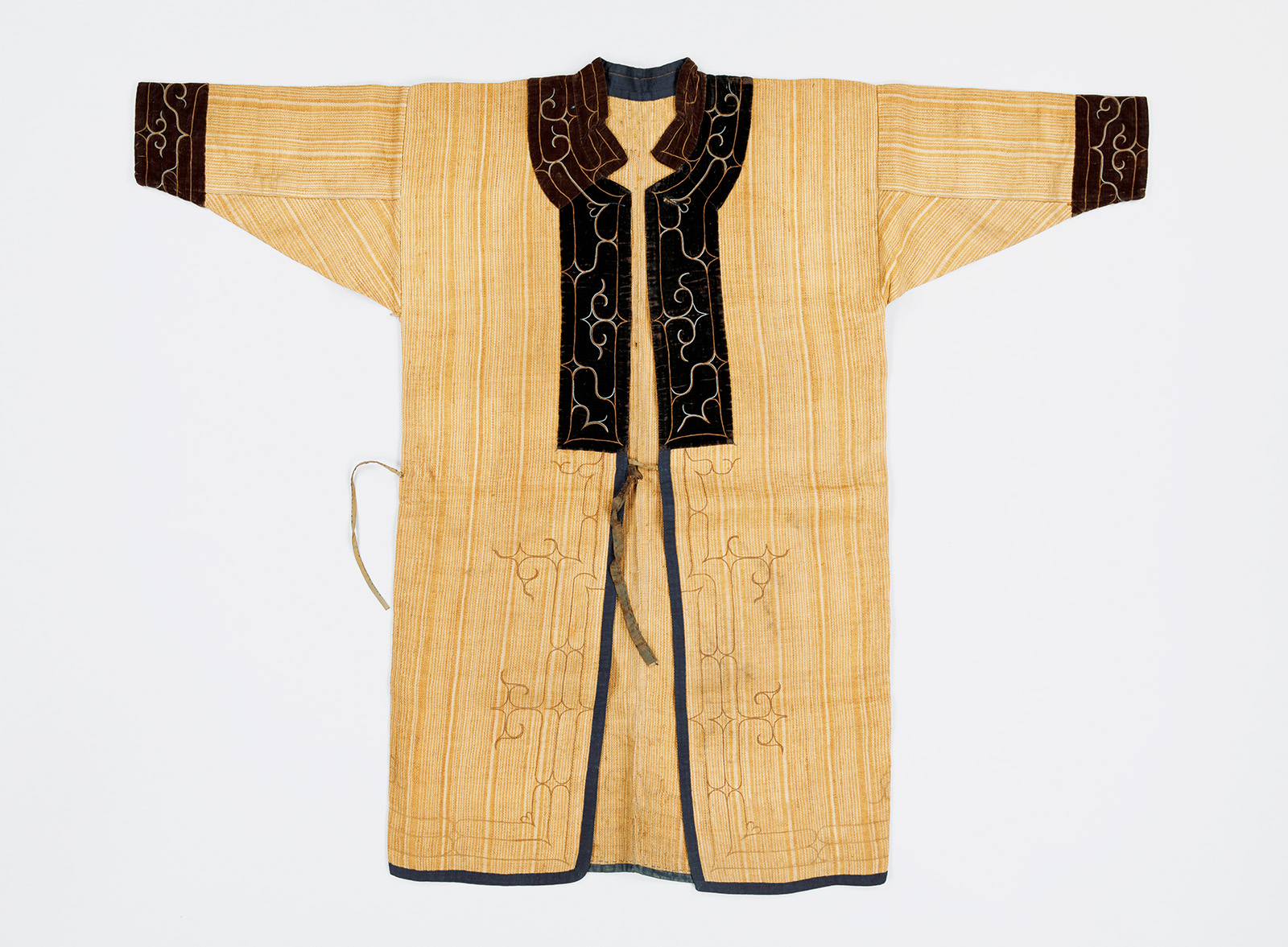 文様の入った樹皮製の着物（前面）