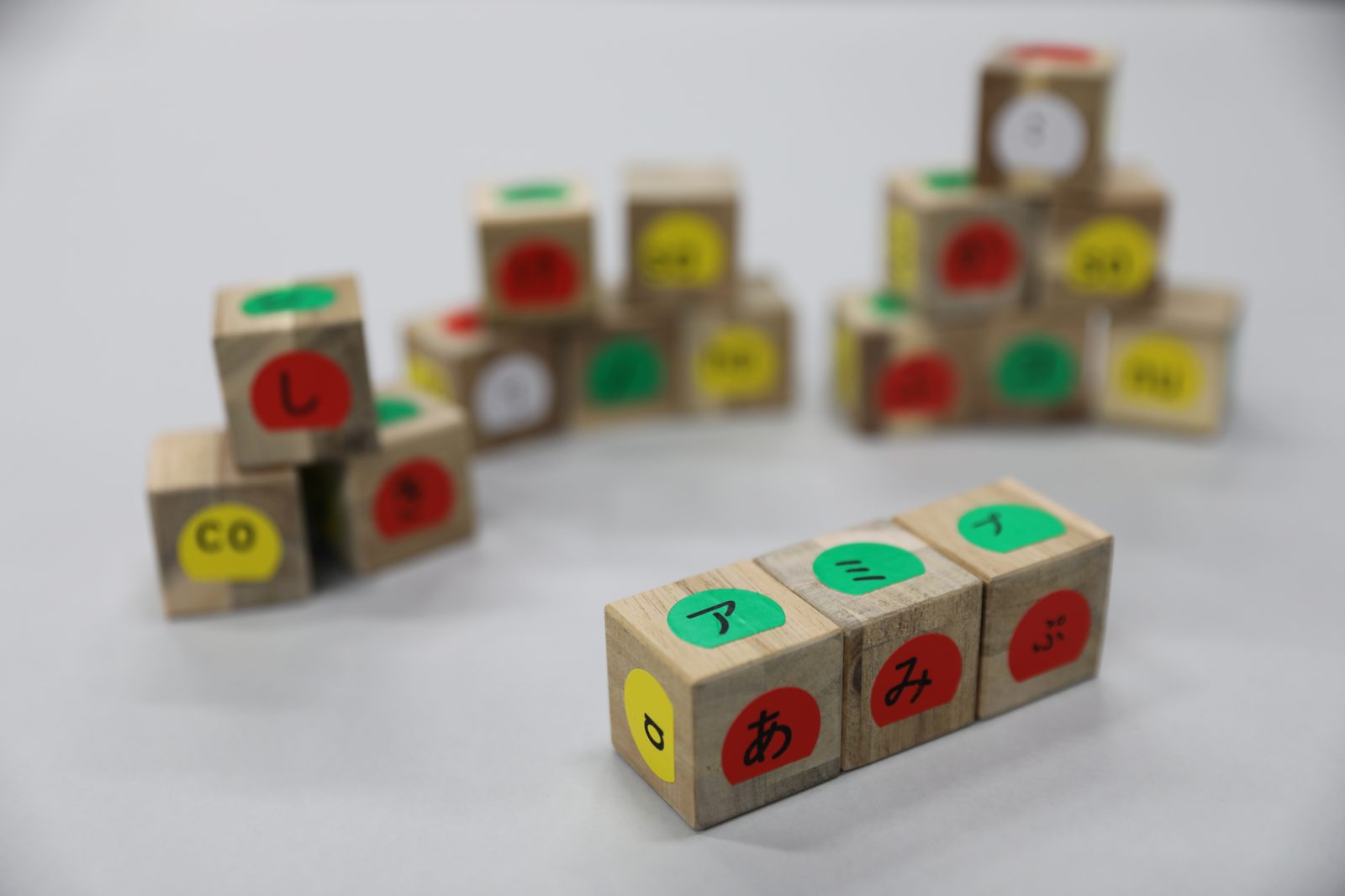 アミㇷ゚と書かれた木製のブロック